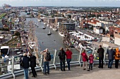 Bremerhaven: Blick vom Atlantic Sail City, Plattform, Touristen.