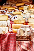 Frankreich, verschiedene Käsesorten, Marktstand