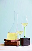 Zwei Weingläser und eine Karaffe von der GlasmanufakturRiedel in Kufstein