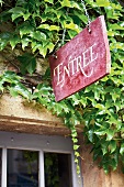 Frankreich, Entrée Schild, von Wein umrankt