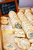Frankreich, Sechon Käse in der Warenauslage