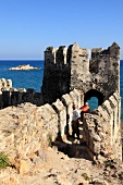 Anamur: Mamure Kalesi, Burgmauer, Himmel blau, Meerblick