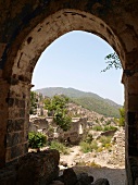 Kayaköy: Blick auf verlassene Stadt, Torbogen, Ruinen.