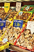 Frankreich, Marktstand mit Austern, Detailaufnahme