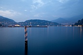 Comer See, Blick auf Como am See, Abenddämmerung