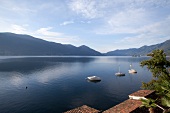 Blick auf den Lago Maggiore, Boote, Bergpanorama