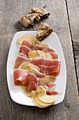 Italien, Speck-Apfel-Carpaccio mit Kümmel-Vinaigrette