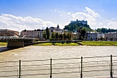 Salzburg, Blick auf die Salzach und die Altstadt