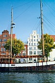 Ostseeküste: Lübeck, Trave, Segel- schiff, Gebäude am Ufer, Himmel blau