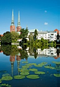 Ostseeküste: Lübeck, Blick auf den Dom, Wasser, blauer Himmel