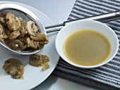 Reduction of mushroom in bowl, step 4