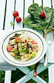 Blattsalat mit Fenchel, Erdbeeren und Rhabarberdressing