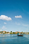 Ostseeküste: Blick auf Kleinstadt Arnis, Ufer, Fähre, Boote