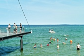 Ostseeküste: Hohwachter Seeplattform Meer, Menschen baden, sommerlich
