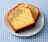 Backen für Kinder, zwei Stücke Makronenkuchen