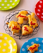 Baked quark oil dough figurines with text on wire coaster