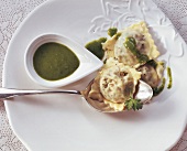 Sauce, Kopfsalat-Speck-Ravioli mit Petersiliensauce