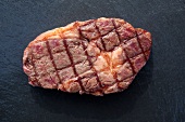 Steak vor schwarzem Hintergrund, blutig, rare