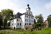 Ostseeküste: Herrenhaus Kletkamp, Fassade mit Turm, Einfahrt