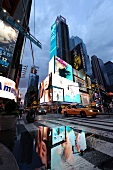 New York: Lichtspiegelung in Pfütze, Times Square