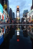 New York: Times Square spiegelt sich in einer Pfütze