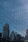 New York: Hochhäuser spiegeln sich in anderen, nähe Bryant Park