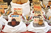 Säcke mit Gewürzen und Kräutern auf einem Markt in der Provence