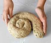 Brot,  Teigstrang zu einer Schnecke aufdrehen, Step 4