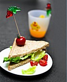Sandwich mit Salat, Tomaten & Weingummi-Spiesschen