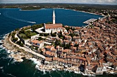 Kroatien: Blick auf Rovinj, Meer, Hafen, Luftaufnahme