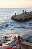 Kroatien: Rovinj, Felsenküste, Bucht Kinder baden