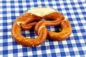 Laugenbrezel auf karierter Serviette.