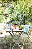 Gartentisch mit Geschirr, Zutaten, Blume & Melone