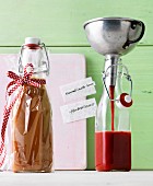 Selbstgemachte Karamell- Vanillesauce & Himbeersauce in Bügelflaschen