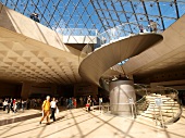 Paris: Louvre, Museum, Eingang Wendeltreppe