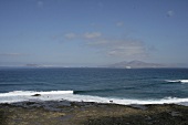 Blick von Lobos nach Lanzarote Felsinsel Lobos Spanien