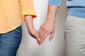 Körpersprache, Mann und Frau berühren sich an den Fingerspitzen