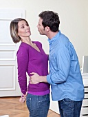 Körpersprache, Mann versucht die Frau zu küssen