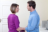 Körpersprache, Mann berührt die Frau am Ellenbogen