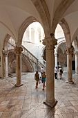 Kroatien: Dubrovnik, Altstadt, Säulenhalle im Rektorenpalast