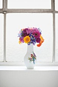 bunter Blumenstrauß in einer Vase 
