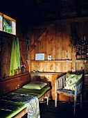 verschiedene Kissen und Stoffe in einer Holzhütte