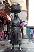 Kroatien: Zagreb, Statue einer Marktfrau