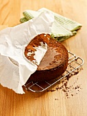 Tortenglück, Backpapier wird von Schokoladenbiskuit abgezogen