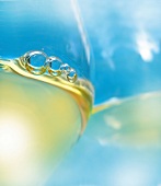 Weinglas mit Weißwein, blauer Hintergrund