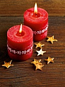 Winterküche, 2 rote Kerzen, Sternchen, Weihnachtsdekoration