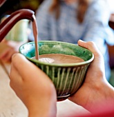 Winterküche, Kakao wir in einem Becher gegossen