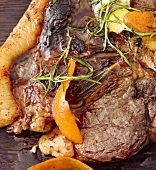 Fleisch, T-Bone-Steak mit Rosmarin, Zitrone und Orange