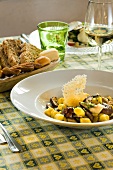 Polenta-Gnocchi, Tisch, gedeckt, 