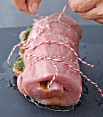 Fleisch, Schweinerücken mit Küchengarn binden, Step 2